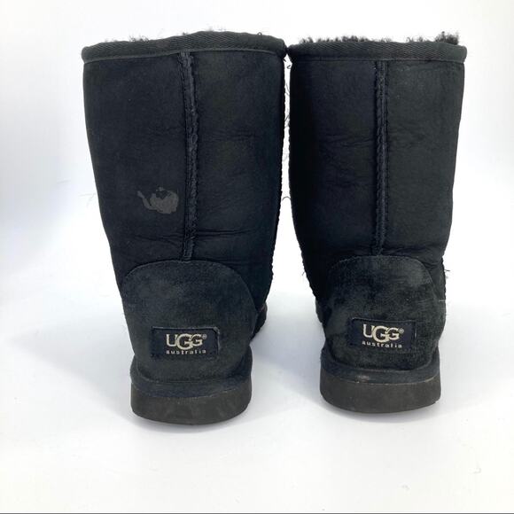 UGG Women's 6 Classic Black Short Boots Sheepskin Shearling - Picture 4 of 7